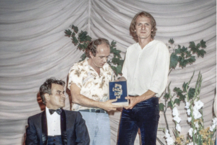 Johannes Flütsch und Manfred Stelzer erhalten 1980 den Bundesfilmpreis für Monarch, links Schauspieler Horst Buchholz, (c) Rainer Arnold