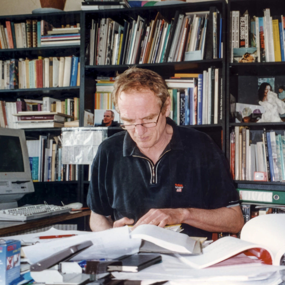 Manfred Stelzer am Schreibtisch, 2004, Archiv Beatrice Stammer